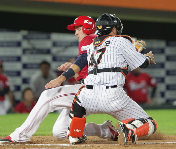 강민호의 홈블러킹 장면